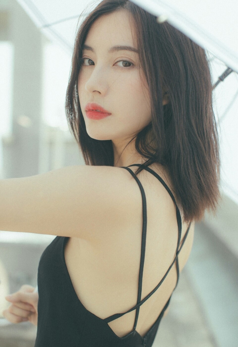 性感红唇美背吊带美女清纯诱惑美女写真