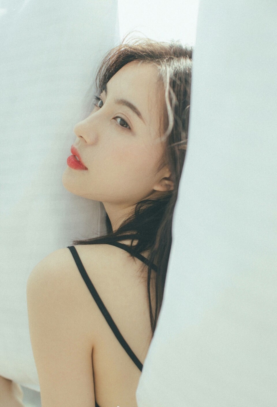 性感红唇美背吊带美女清纯诱惑美女写真