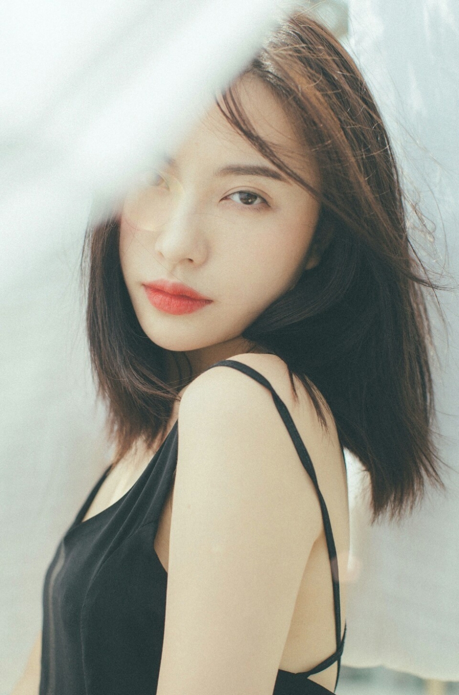 性感红唇美背吊带美女清纯诱惑美女写真