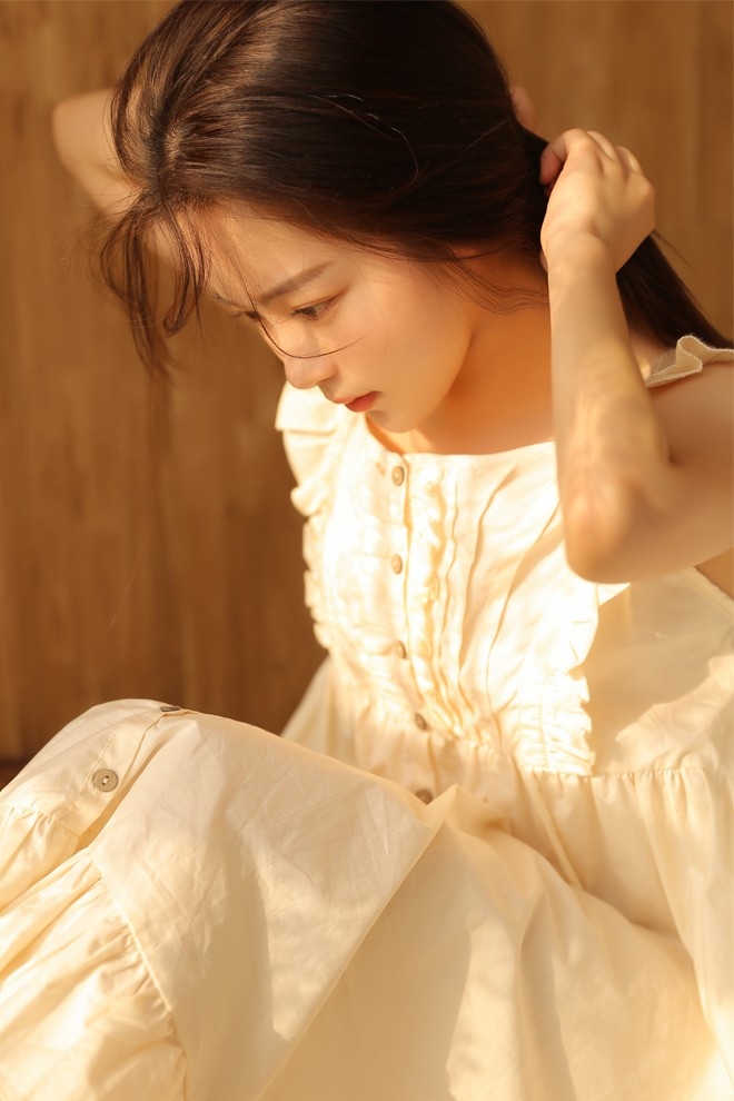 温暖纯情美女阳光下娇艳私房写真图片