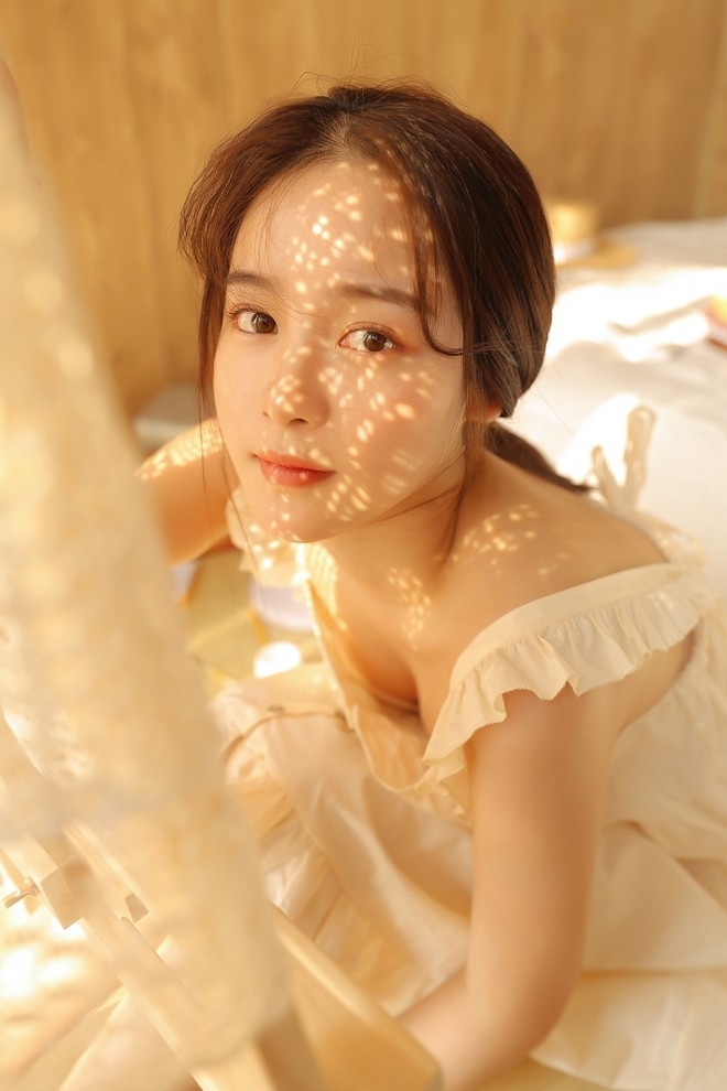 温暖纯情美女阳光下娇艳私房写真图片