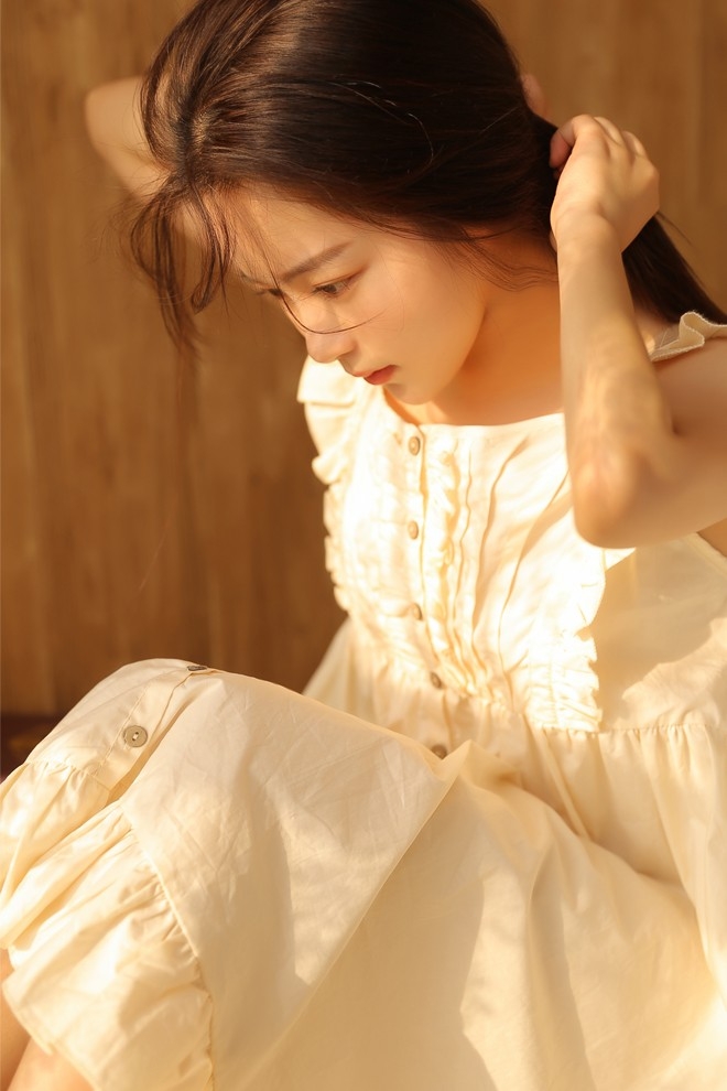 温暖纯情美女阳光下娇艳私房写真图片