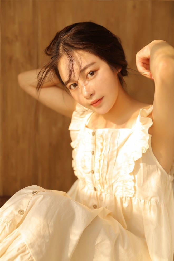 温暖纯情美女阳光下娇艳私房写真图片