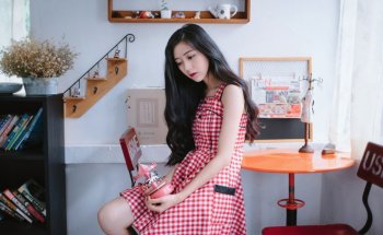 文艺红色格子裙居家少女清新妩媚私房照