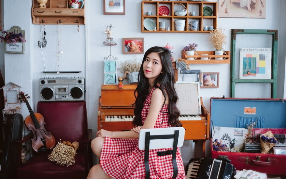 文艺红色格子裙居家少女清新妩媚私房照