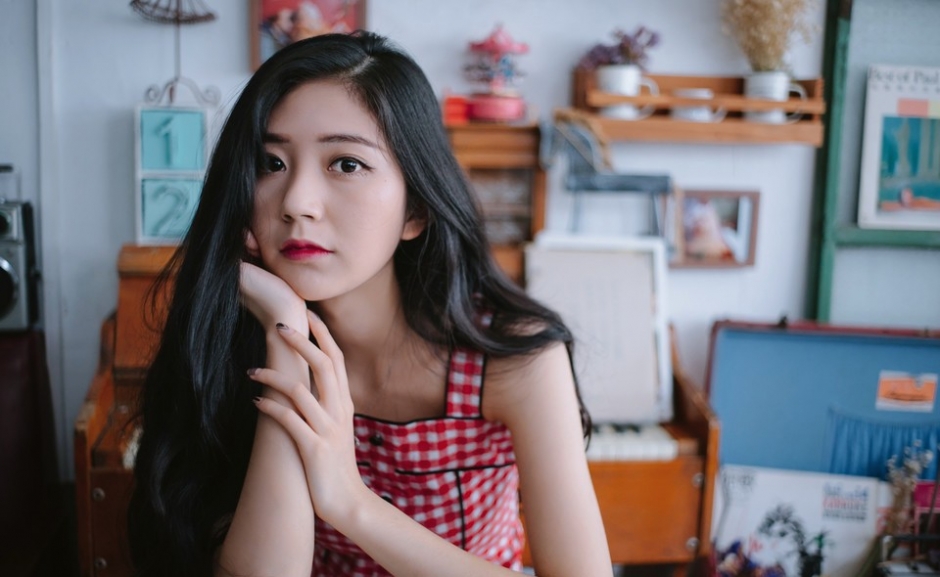 文艺红色格子裙居家少女清新妩媚私房照