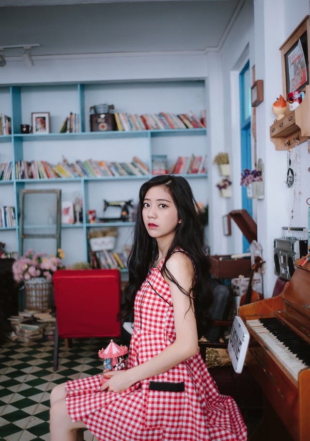 文艺红色格子裙居家少女清新妩媚私房照