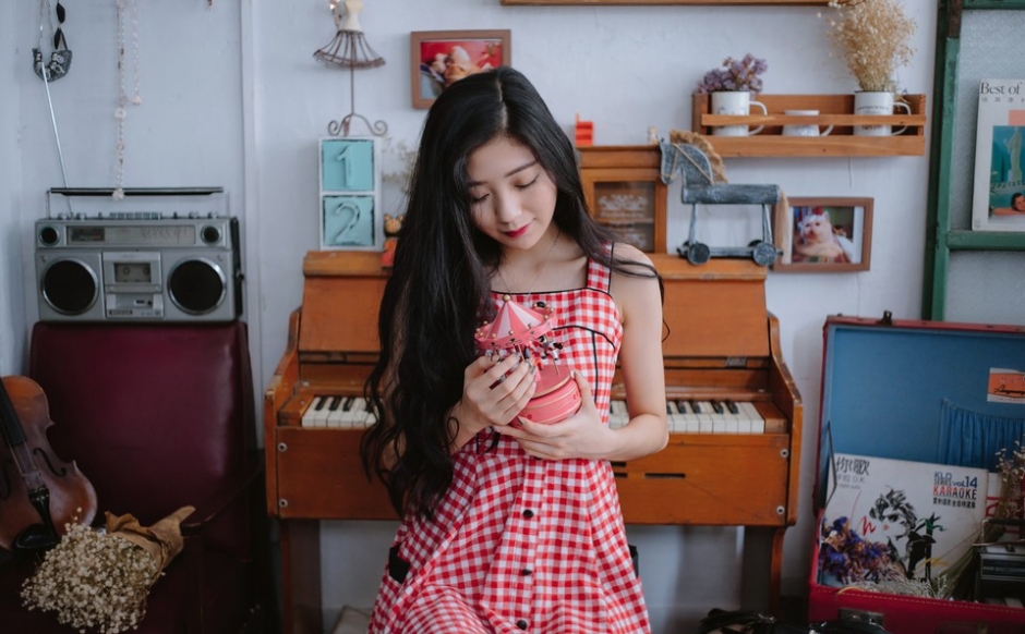 文艺红色格子裙居家少女清新妩媚私房照