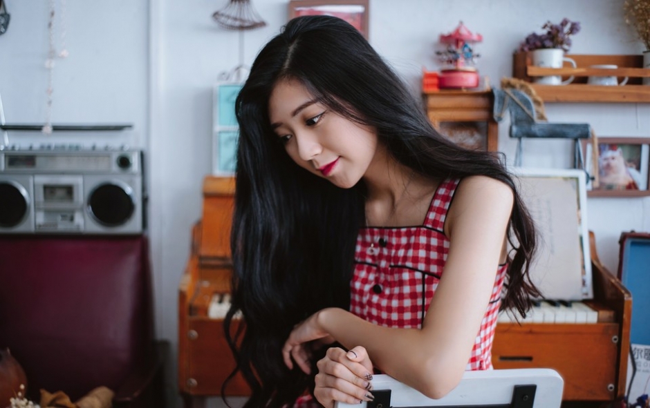 文艺红色格子裙居家少女清新妩媚私房照