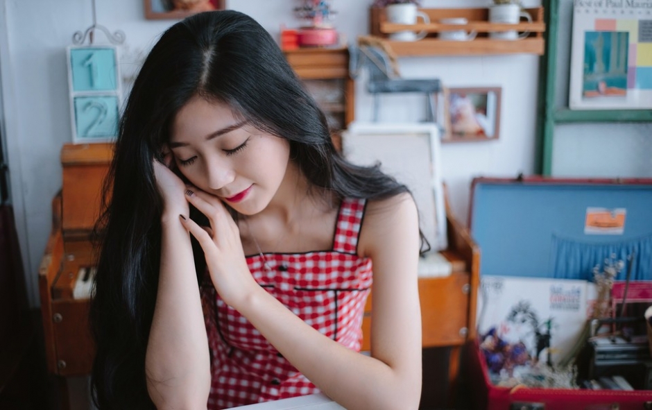 文艺红色格子裙居家少女清新妩媚私房照