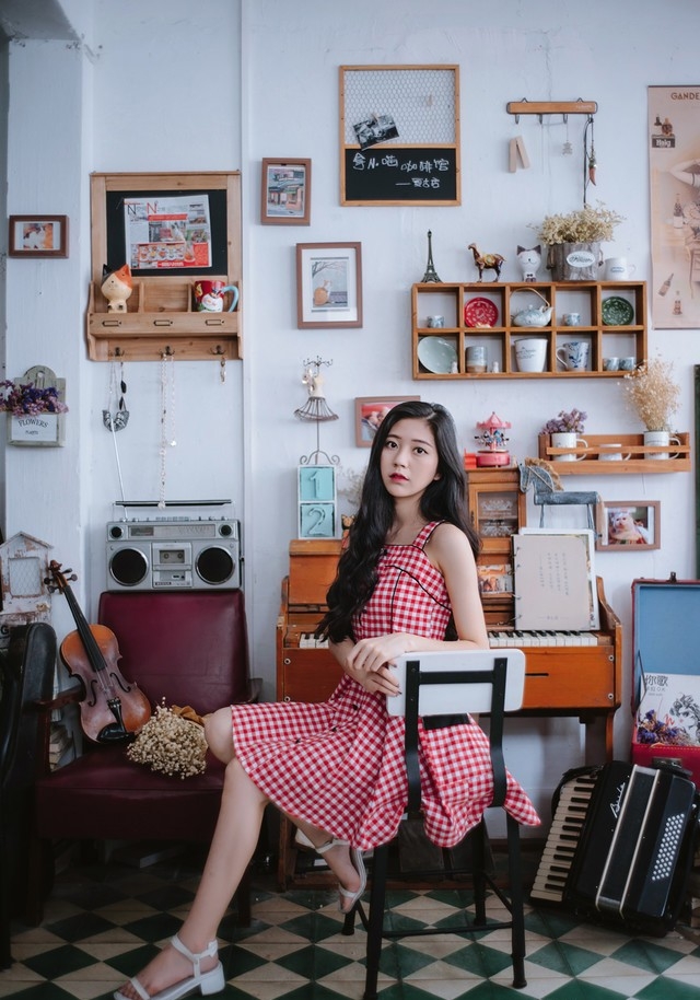 文艺红色格子裙居家少女清新妩媚私房照