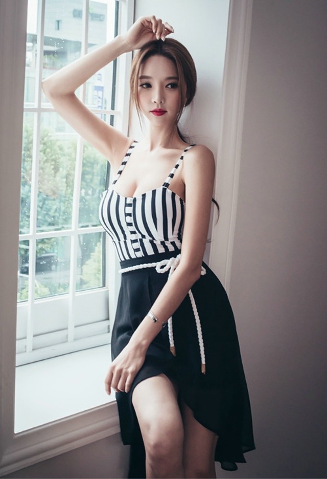 低胸条纹连衣裙美女美艳动人窗前性感写真