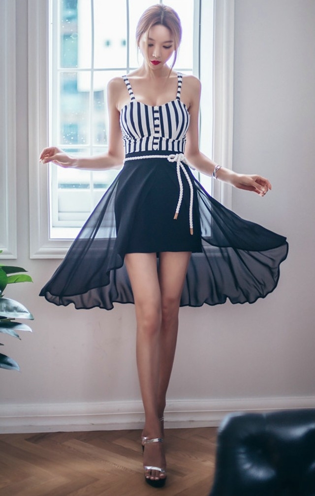 低胸条纹连衣裙美女美艳动人窗前性感写真