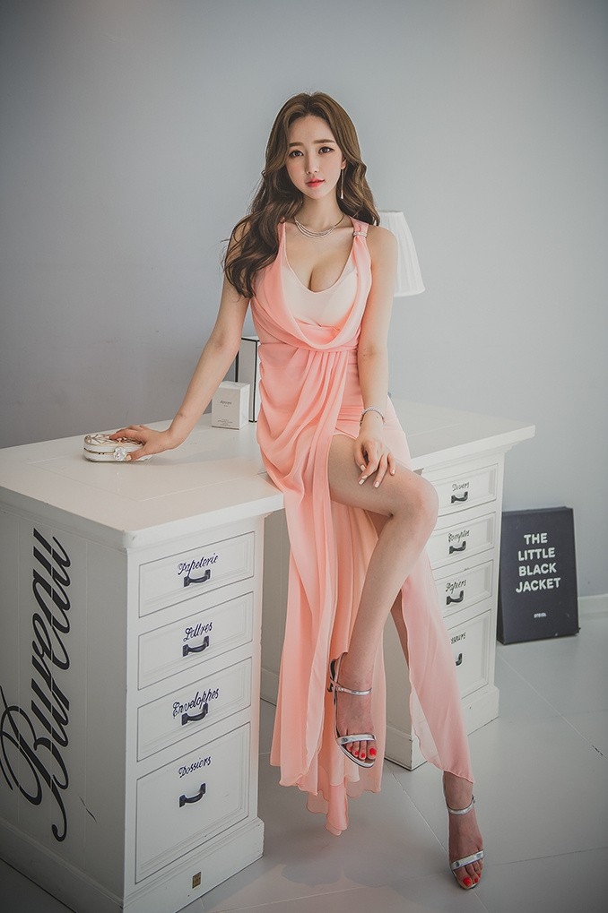 甜美大胸美女诱人修长美腿高清美女图片