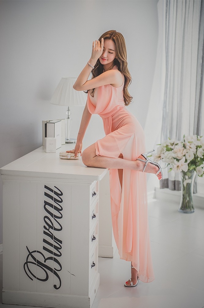 甜美大胸美女诱人修长美腿高清美女图片