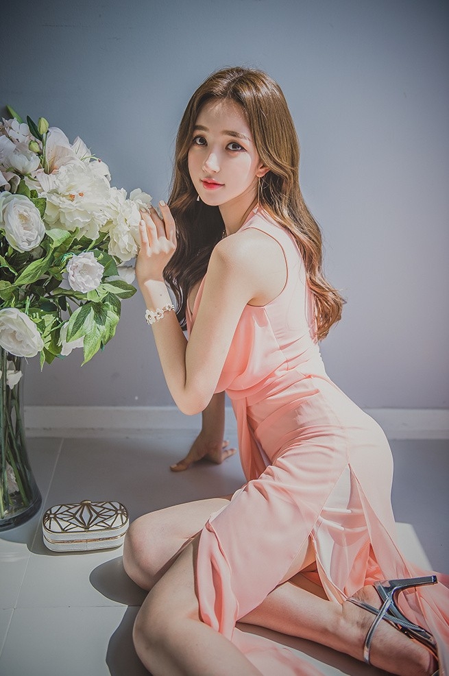 甜美大胸美女诱人修长美腿高清美女图片