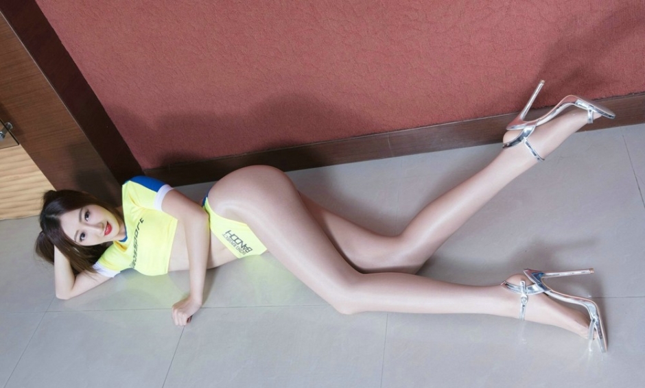 亮丝美腿性感马尾少女大长腿诱惑迷人翘臀写真