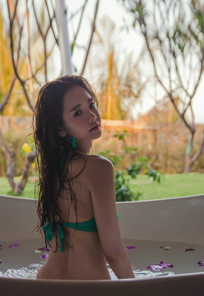 湿身大美乳绿色比基尼美女大胆销魂写真图片