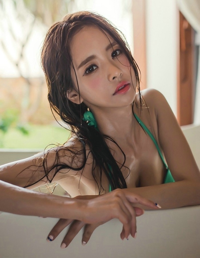 湿身大美乳绿色比基尼美女大胆销魂写真图片