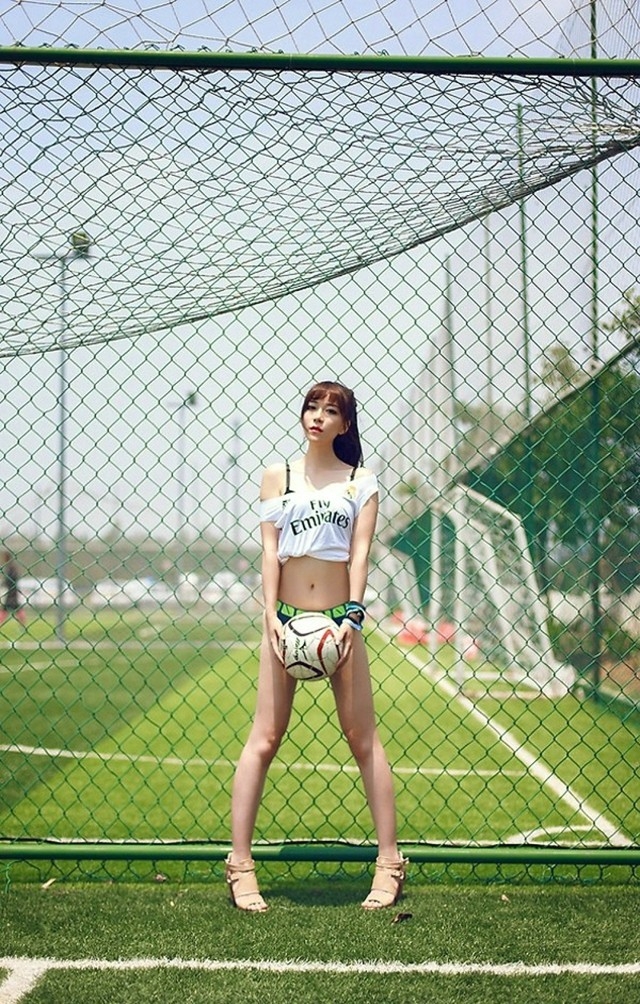 性感火辣足球宝贝大胸翘臀诱人户外销魂小蛮腰美腿写真