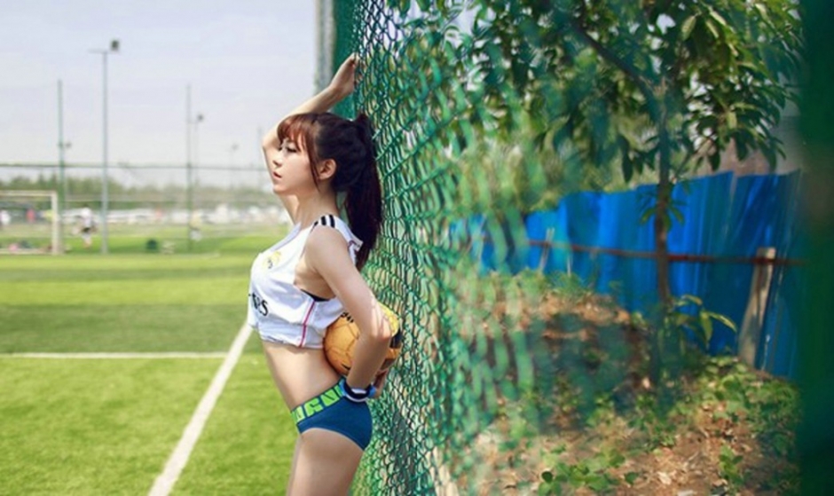 性感火辣足球宝贝大胸翘臀诱人户外销魂小蛮腰美腿写真