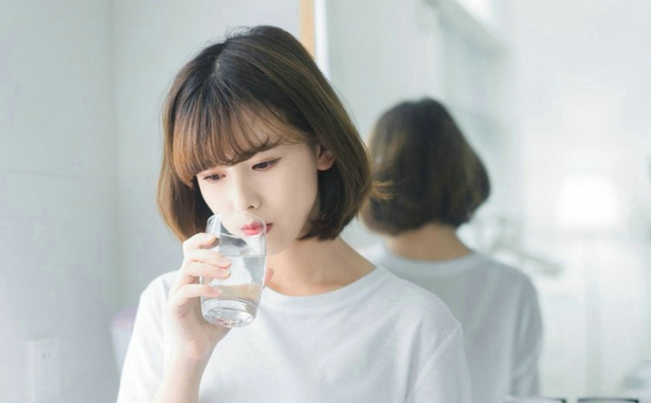 白T恤小清新纯美短发美女唯美养眼居家写真