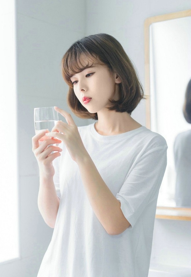 白T恤小清新纯美短发美女唯美养眼居家写真