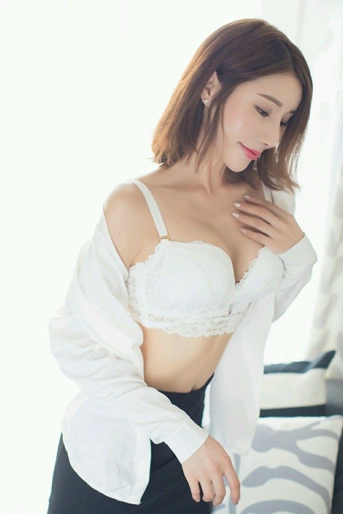酥胸美腿美女秘书黑丝袜裆部无内大胆开胸翘臀写真