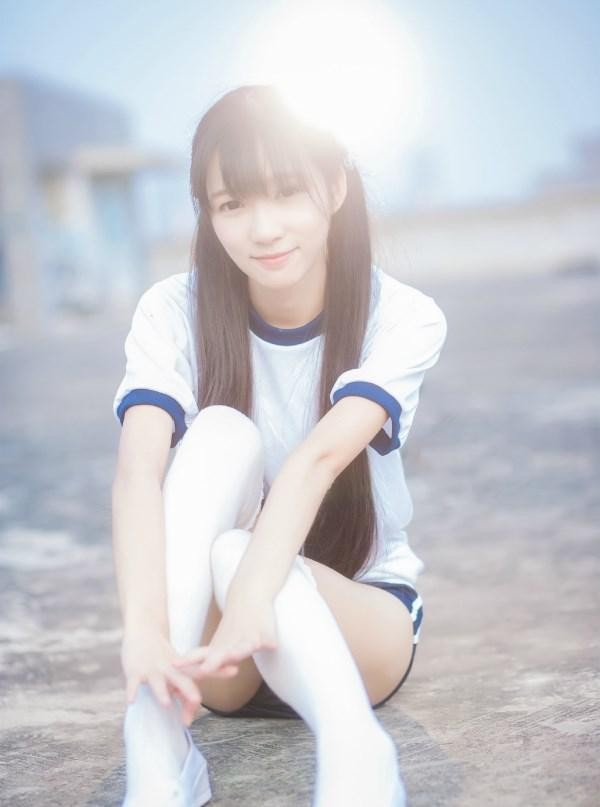 可爱清纯白色长筒袜美女学生妹校园小清新图片