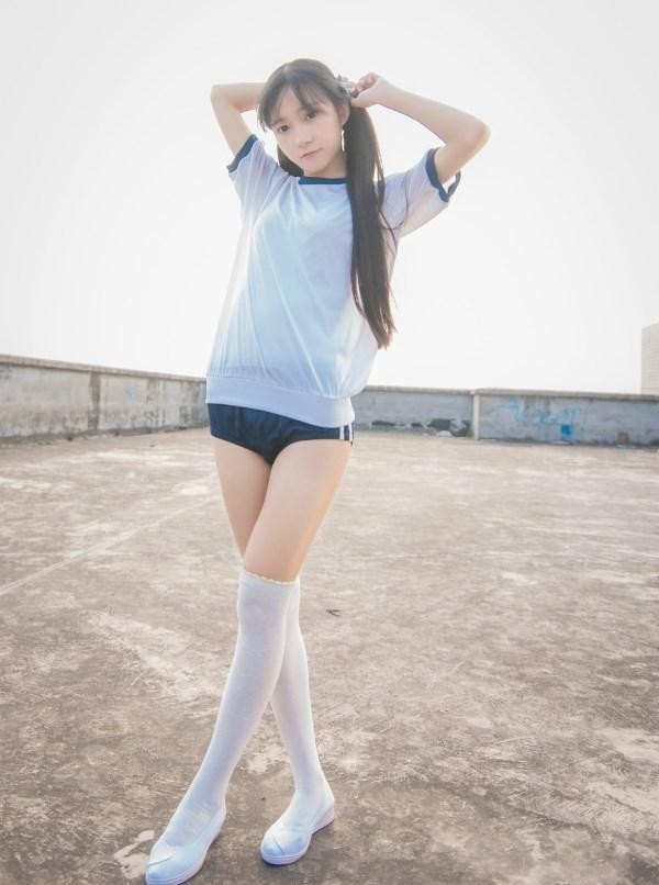 可爱清纯白色长筒袜美女学生妹校园小清新图片