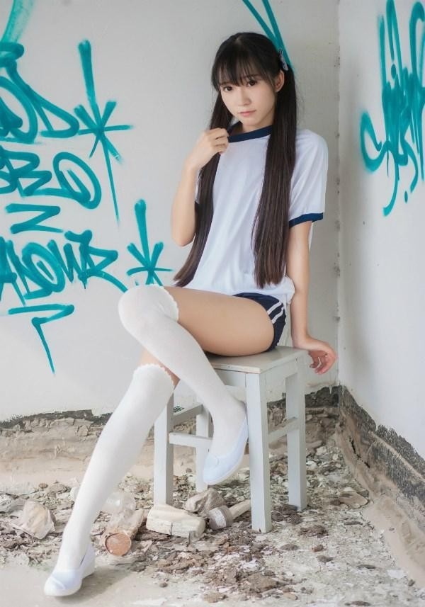 可爱清纯白色长筒袜美女学生妹校园小清新图片
