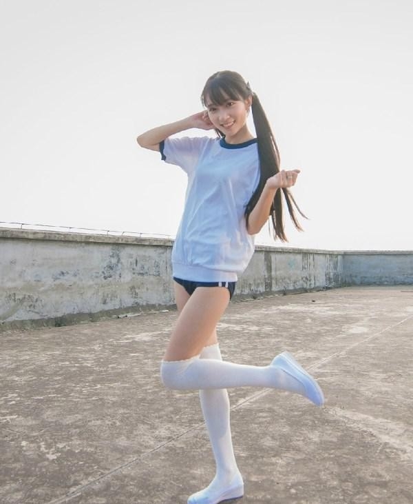可爱清纯白色长筒袜美女学生妹校园小清新图片
