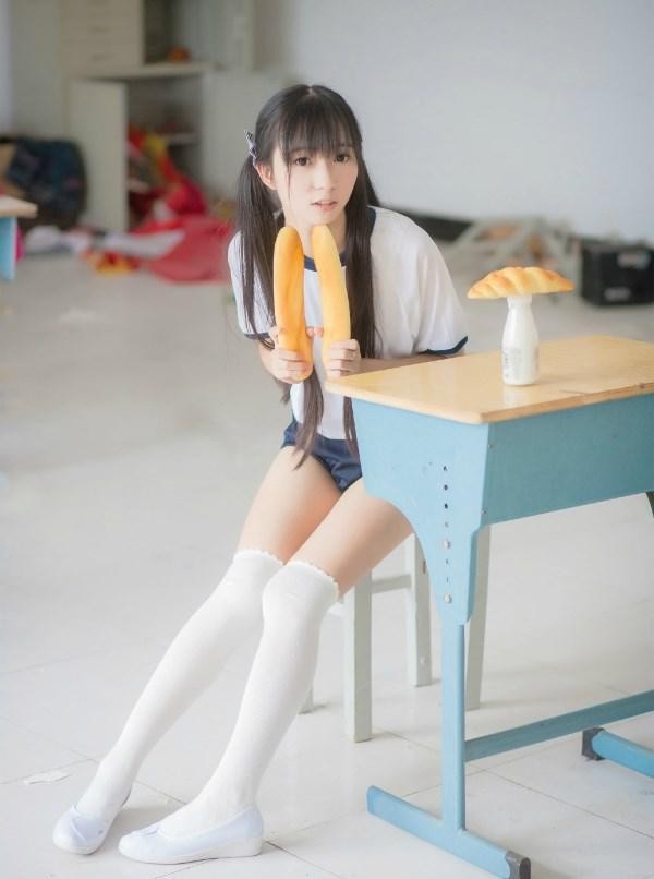 可爱清纯白色长筒袜美女学生妹校园小清新图片