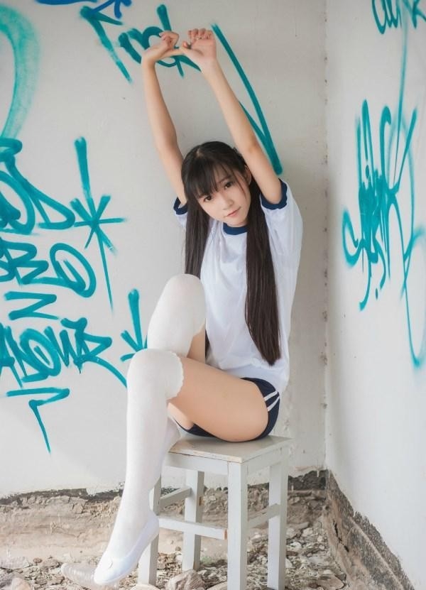 可爱清纯白色长筒袜美女学生妹校园小清新图片