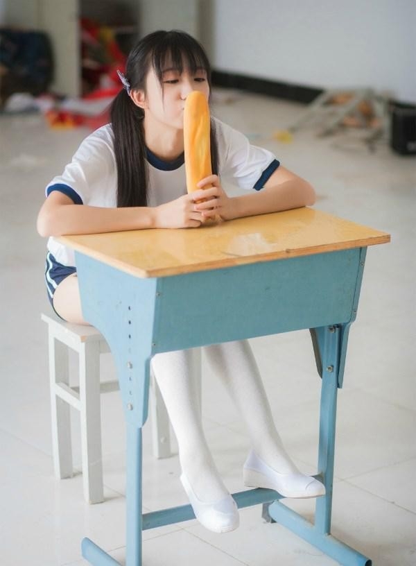 可爱清纯白色长筒袜美女学生妹校园小清新图片