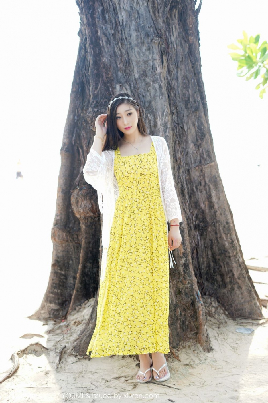 秀人网妲己挺大胸狐媚眼黄色碎花裙丹唇逐笑开图片