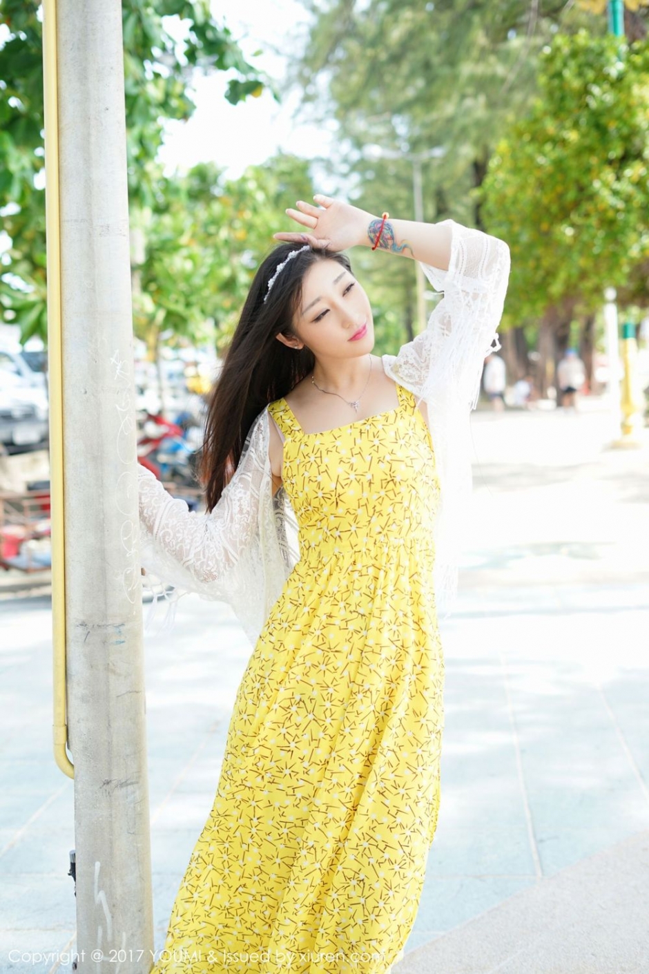 秀人网妲己挺大胸狐媚眼黄色碎花裙丹唇逐笑开图片