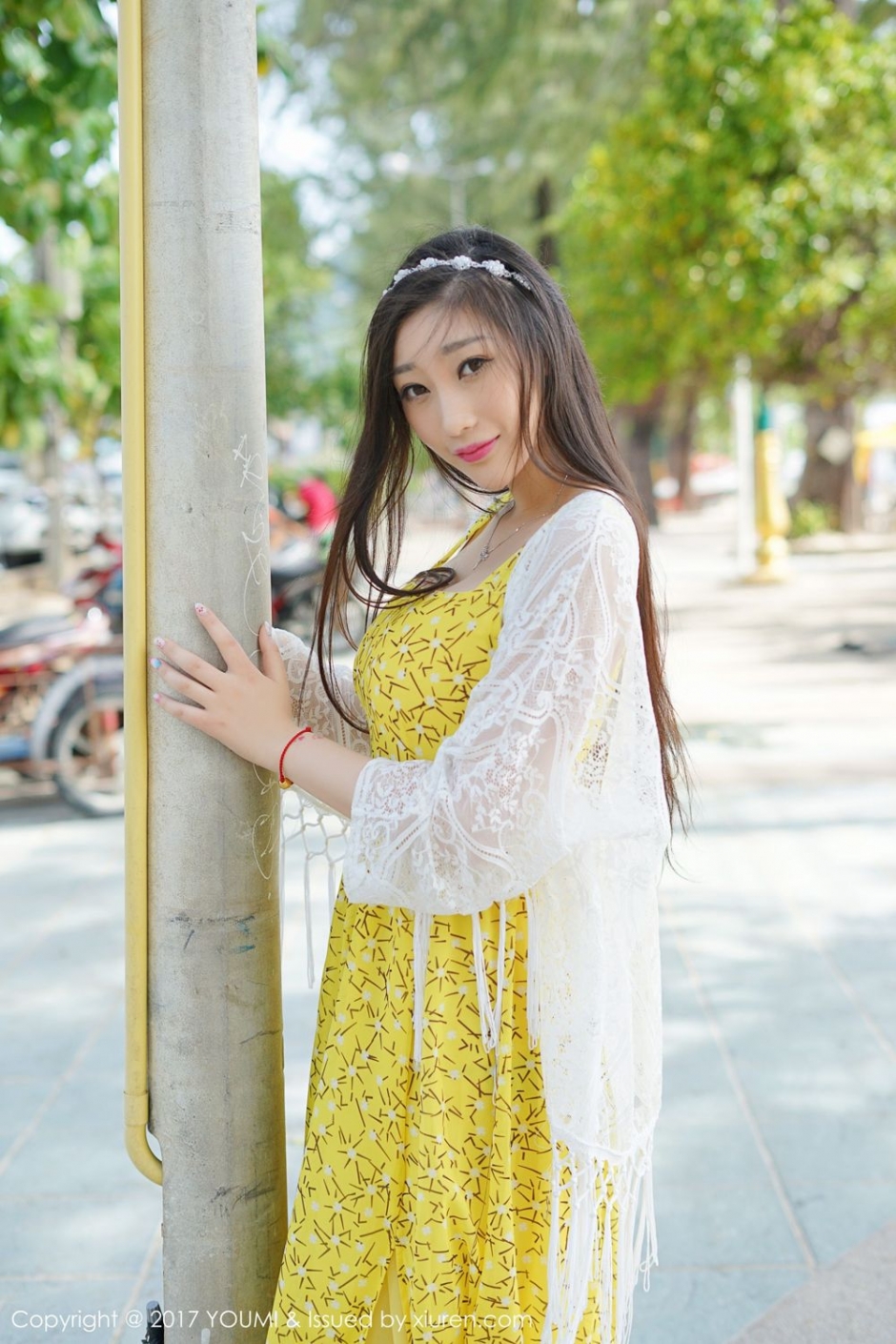 秀人网妲己挺大胸狐媚眼黄色碎花裙丹唇逐笑开图片