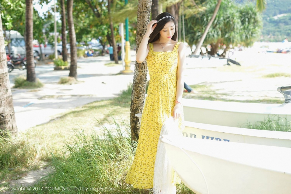 秀人网妲己挺大胸狐媚眼黄色碎花裙丹唇逐笑开图片