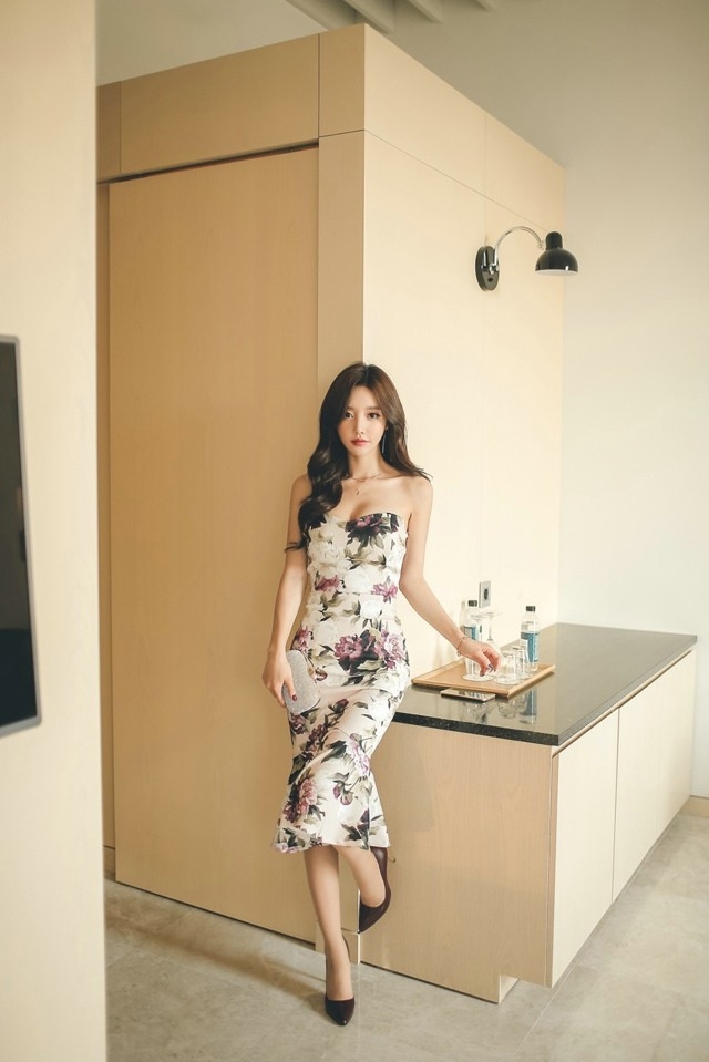 居家美少妇修身碎花裹胸长裙大秀美腰爆乳性感照