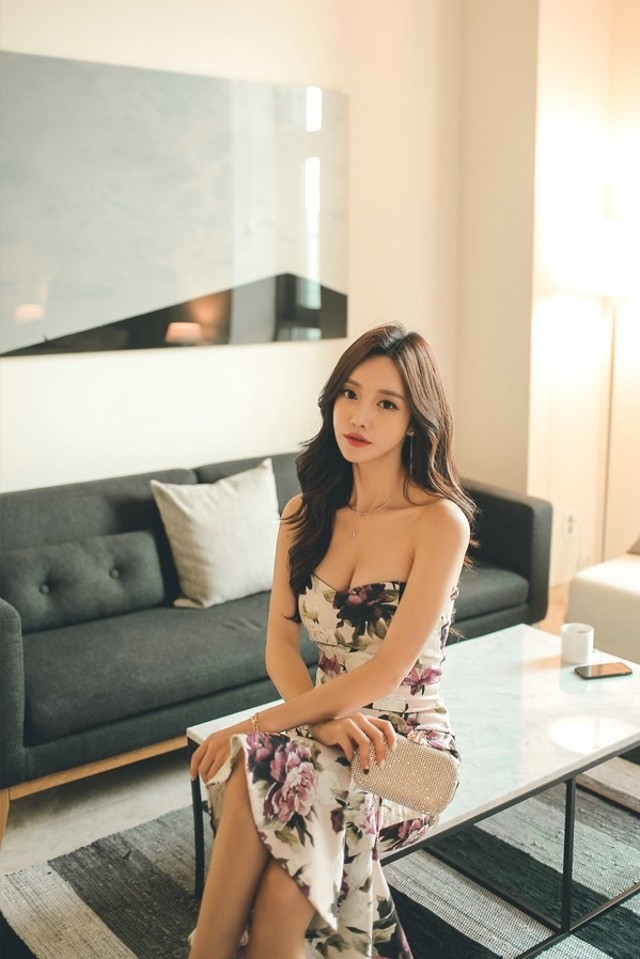 居家美少妇修身碎花裹胸长裙大秀美腰爆乳性感照