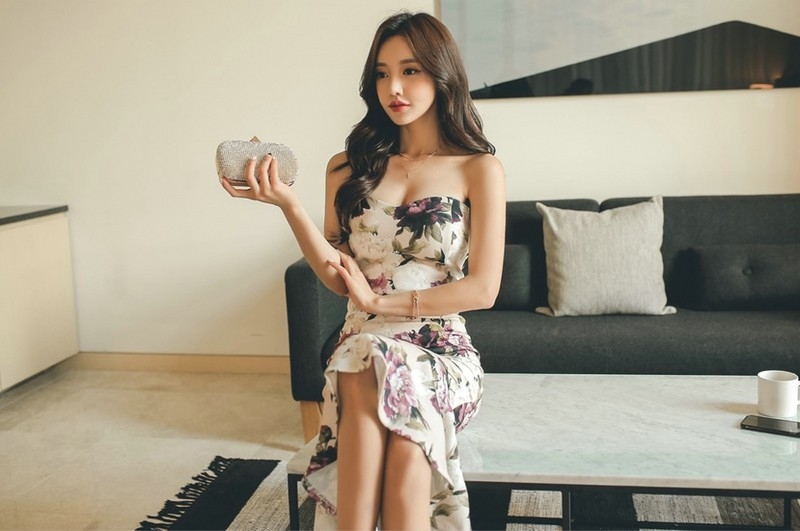 居家美少妇修身碎花裹胸长裙大秀美腰爆乳性感照