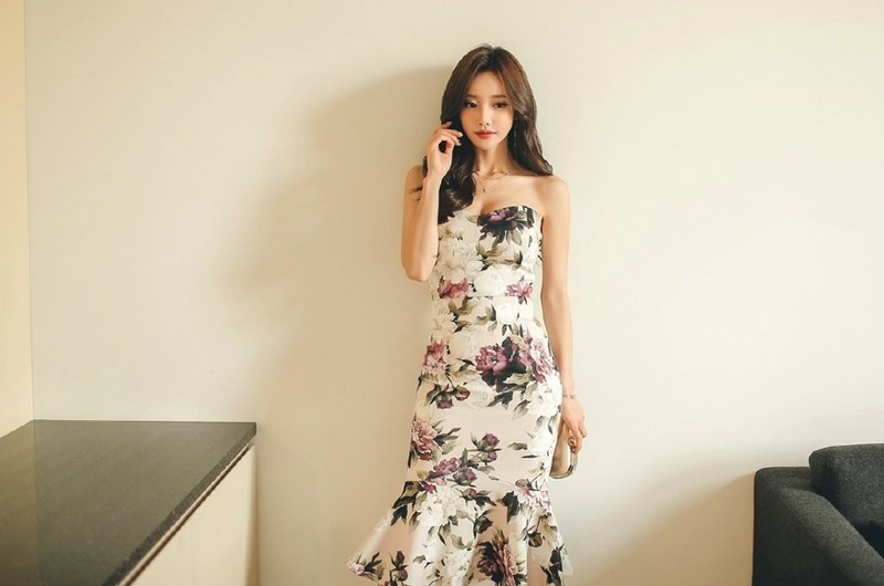 居家美少妇修身碎花裹胸长裙大秀美腰爆乳性感照