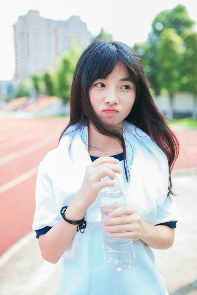 日本美女学生妹校园风俏皮唯美可爱户外美女图片