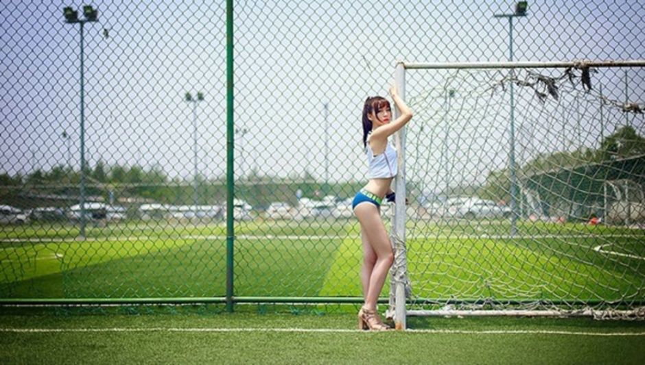 性感火辣足球宝贝大胸翘臀诱人户外销魂小蛮腰美腿写真