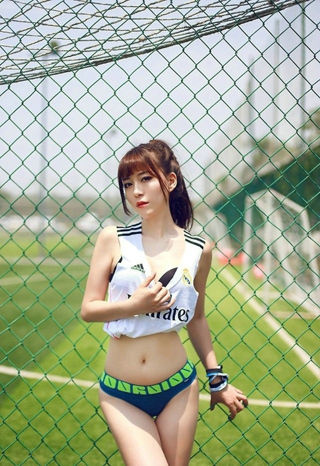 性感火辣足球宝贝大胸翘臀诱人户外销魂小蛮腰美腿写真