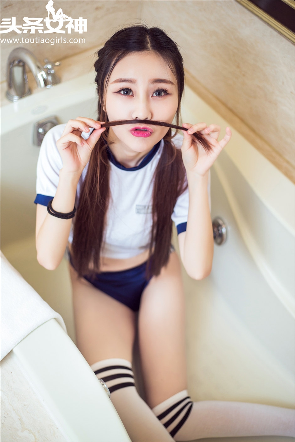 极品运动服美女躺浴缸半全裸无内衣大胆写真图片