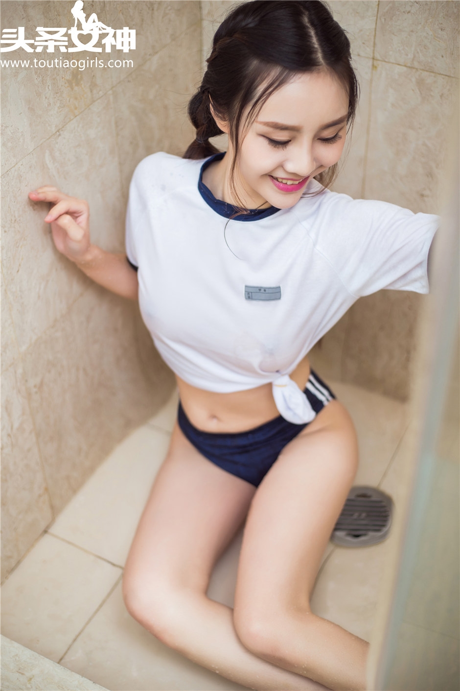 极品运动服美女躺浴缸半全裸无内衣大胆写真图片