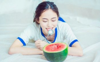 俏皮可爱吃西瓜美少女唯美清甜可人私房照