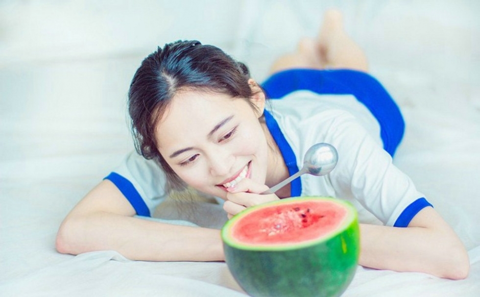 俏皮可爱吃西瓜美少女唯美清甜可人私房照